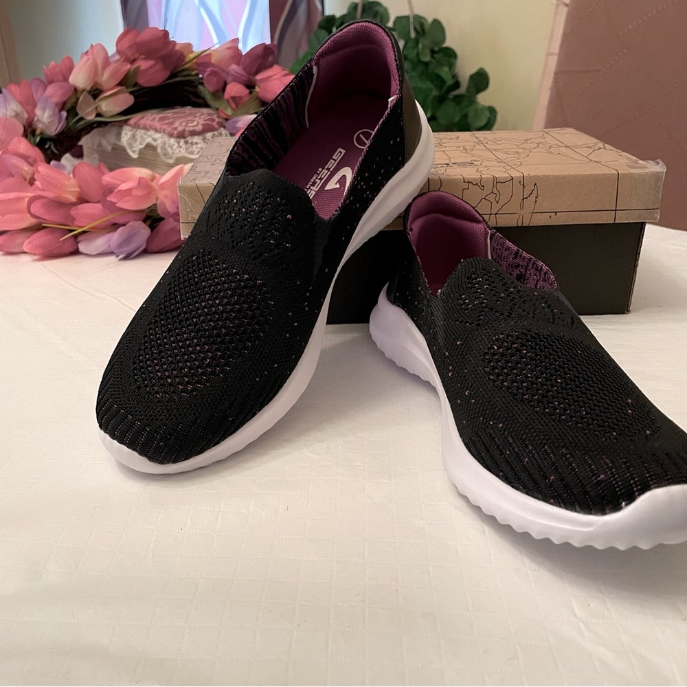 Geers Size 7 Slip on Casual Shoe. In black/pink colour. New without tag. NWOT.